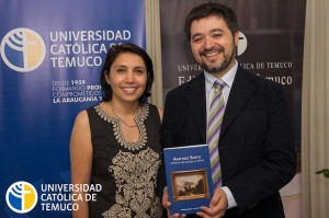 Los autores del libro, los académicos Lorena Villegas y Samuel Quiroga.
